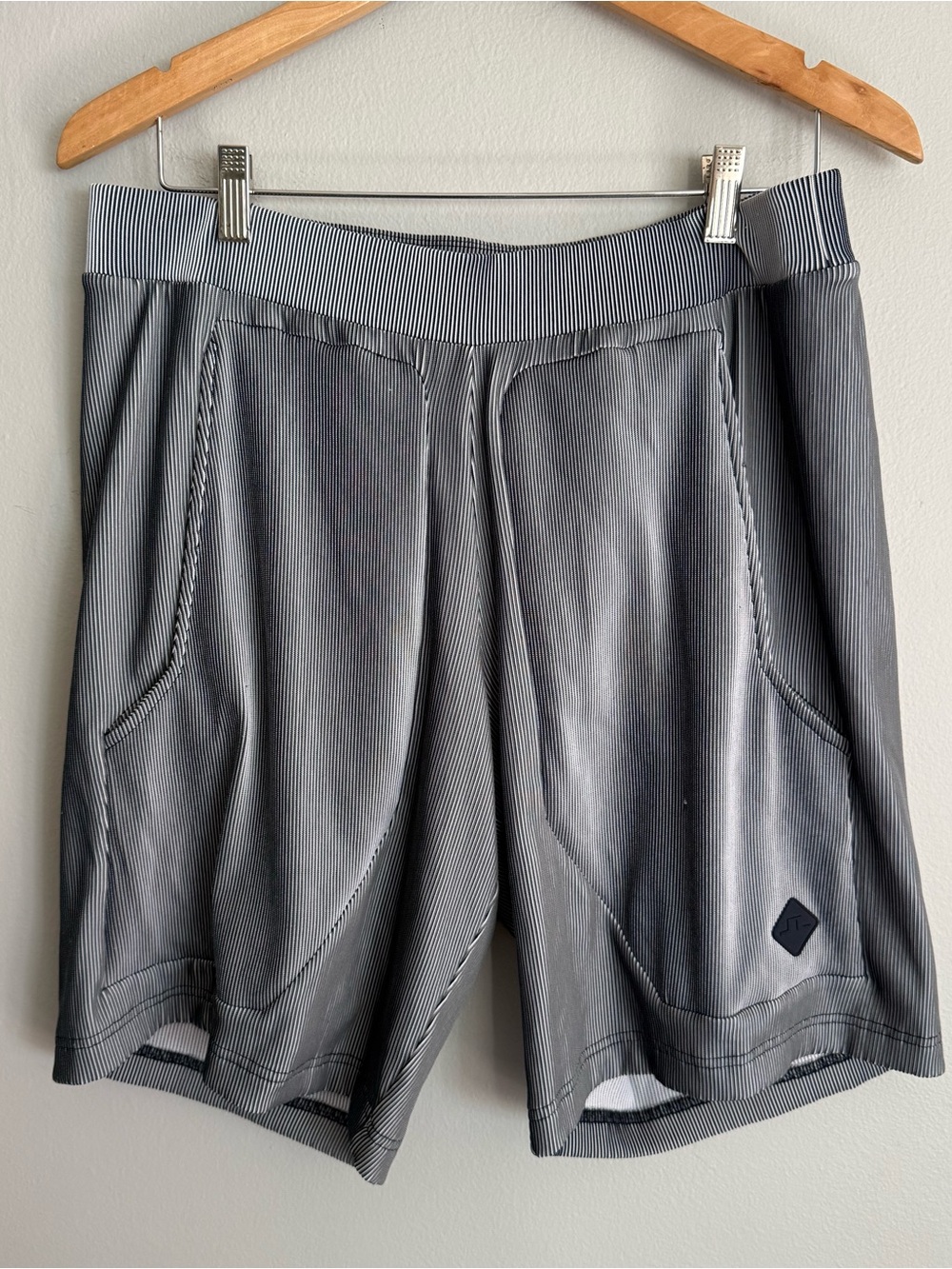 J Lindeberg Mens M Athletic Shorts Gray Black Ribbed Performance Shorts